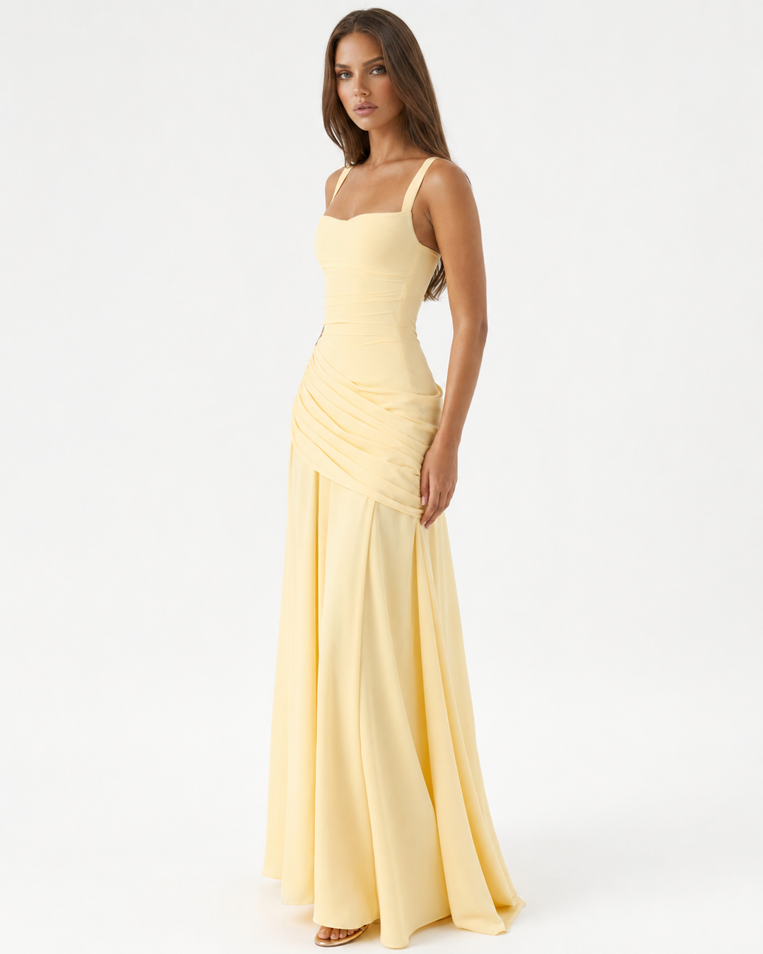 Maxi vestito donna estivo, scollo quadrato e drappeggio, look fluido e sofisticato per serate eleganti.