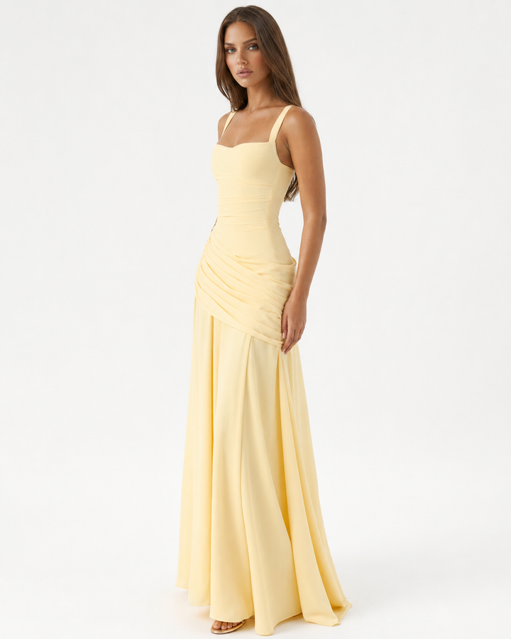 Maxi vestito donna estivo, scollo quadrato e drappeggio, look fluido e sofisticato per serate eleganti.
