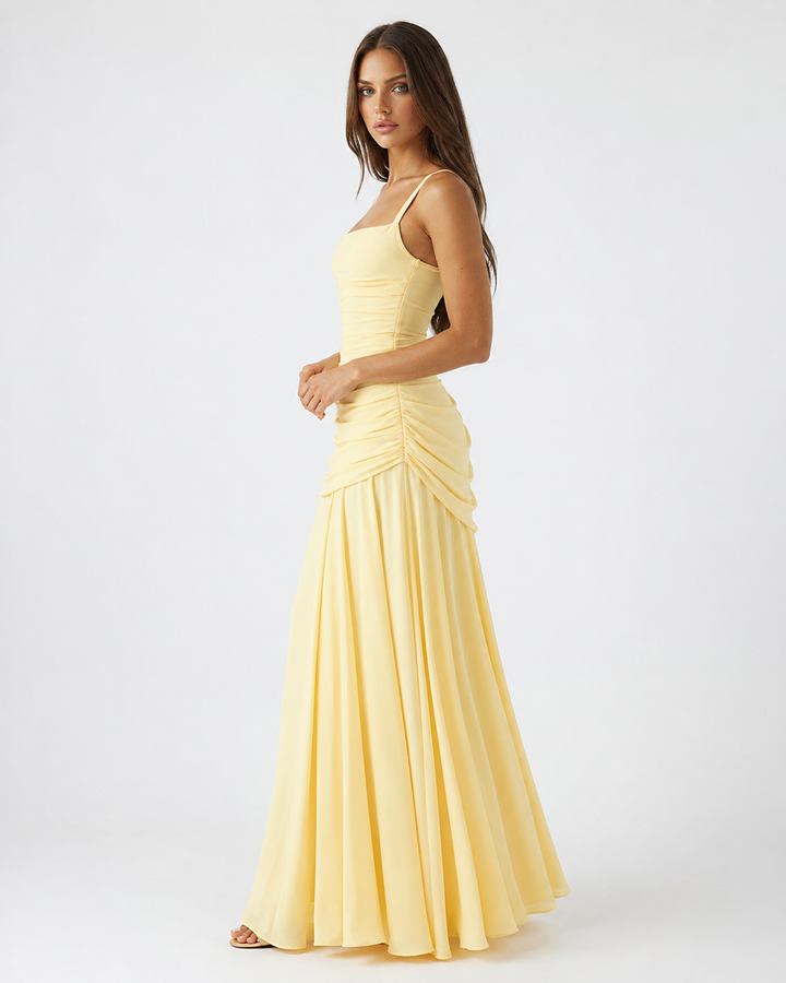 Abito elegante da donna per cerimonia, con design maxi, scollo quadrato distintivo e drappeggio delicato.