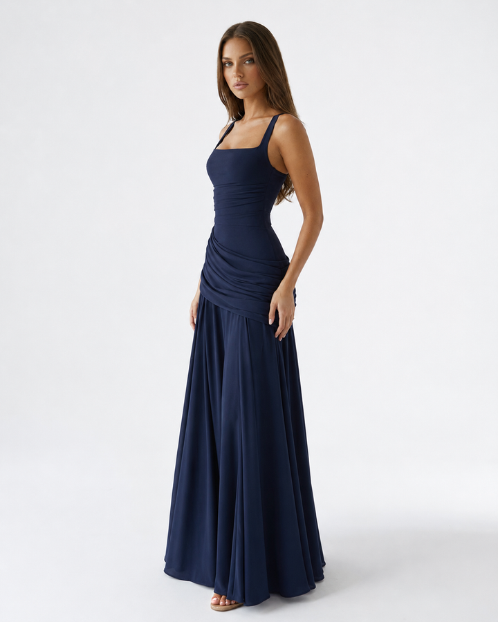Elegante abito maxi per primavera, con scollo quadrato chic e drappeggio raffinato, per un look femminile.