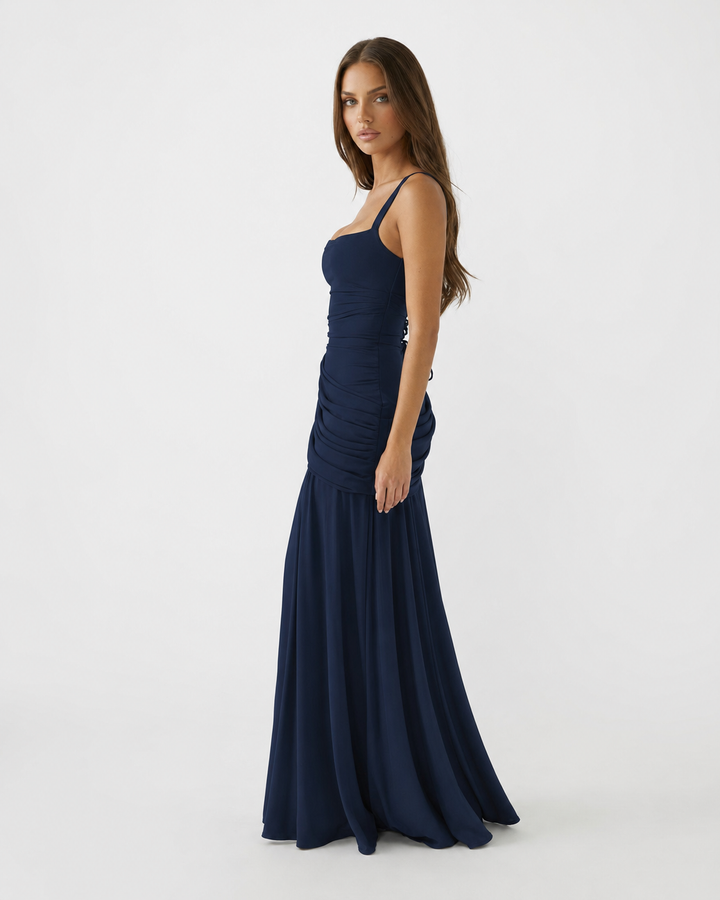 Vestito lungo donna con scollo quadrato, drappeggio frontale e linea fluida, ottimo per eventi formali.