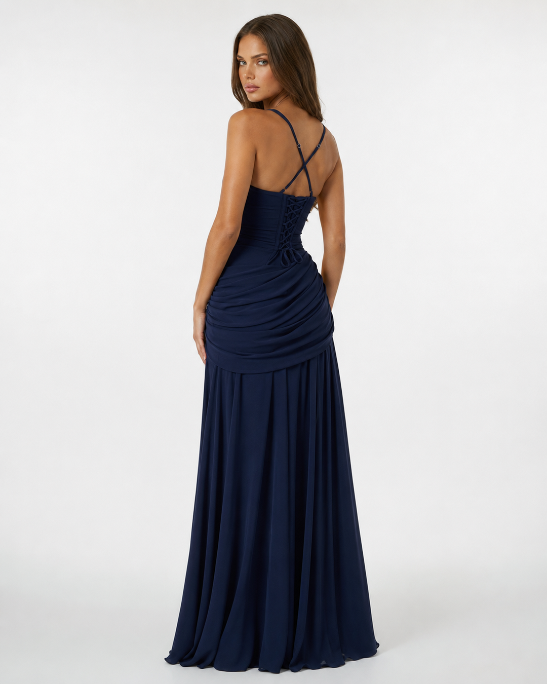 Abito cerimonia donna maxi, scollo quadrato profondo e drappeggio laterale per un tocco di classe.
