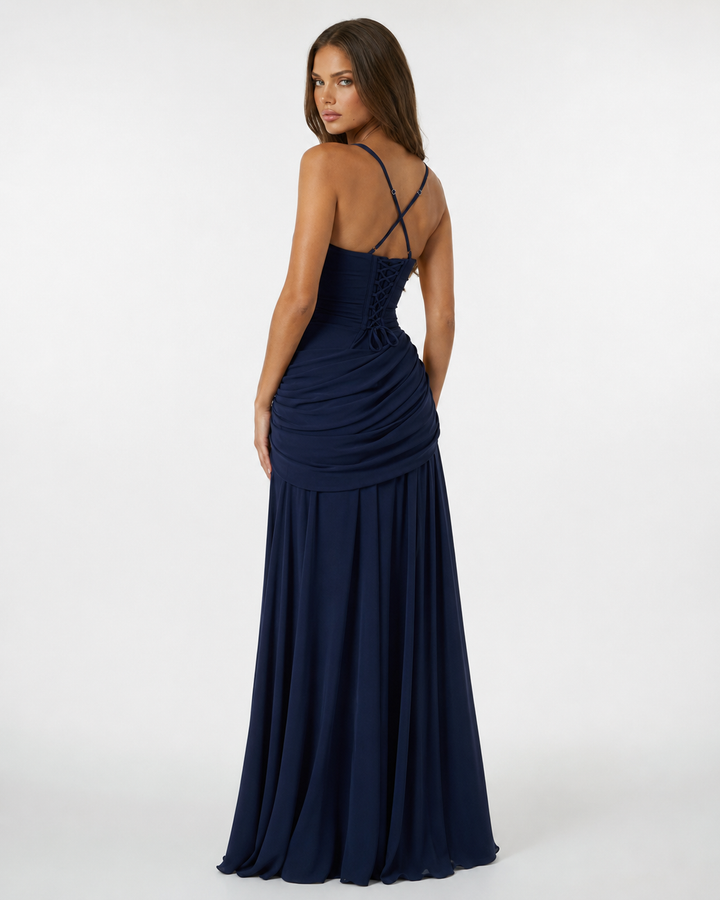 Abito cerimonia donna maxi, scollo quadrato profondo e drappeggio laterale per un tocco di classe.