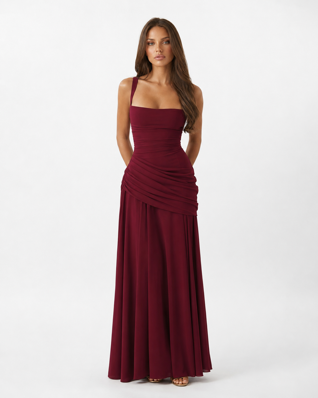 Abito da sera fluido donna, scollo quadrato e drappeggio accentuato, vestibilità maxi e confortevole.