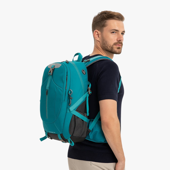 Zaino da escursionismo 40 litri, resistente, con scomparti multipli per attrezzatura sportiva.