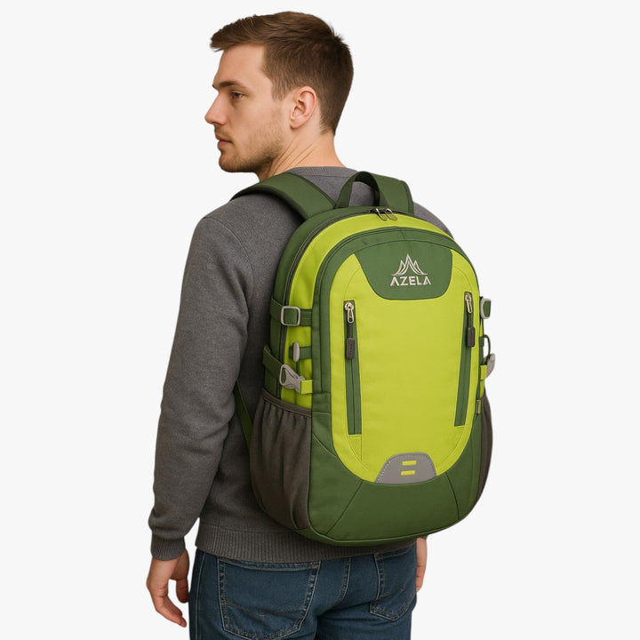 Zaino outdoor uomo con zip e fibbie robuste, accessorio essenziale per escursionismo e sport.