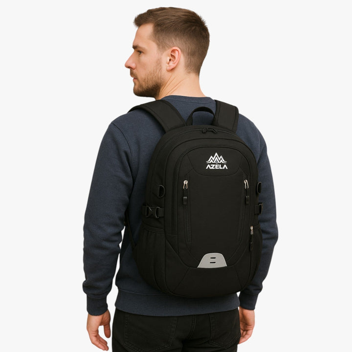 Uomo con zaino outdoor multitasche, esplora la natura, ideale per escursioni e avventure.