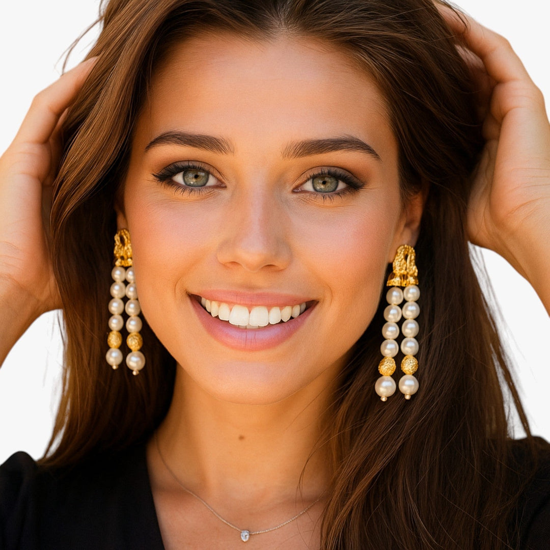 Orecchini pendenti oro, design sferico moderno per donna, accessori moda che completano ogni outfit.