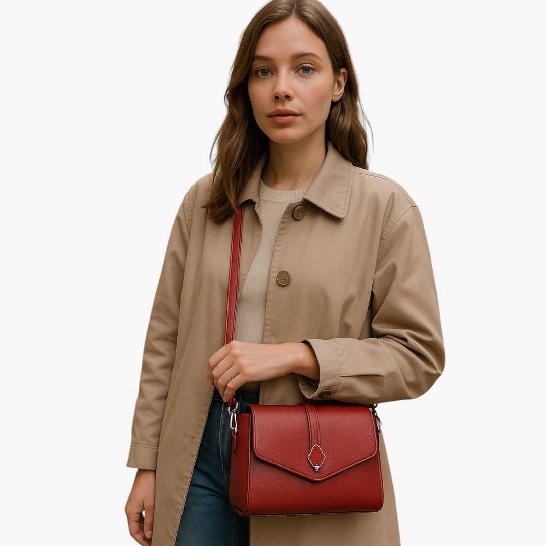 Borsa a tracolla donna sintetica con patta, versatile per outfit quotidiani, moda e viaggio.
