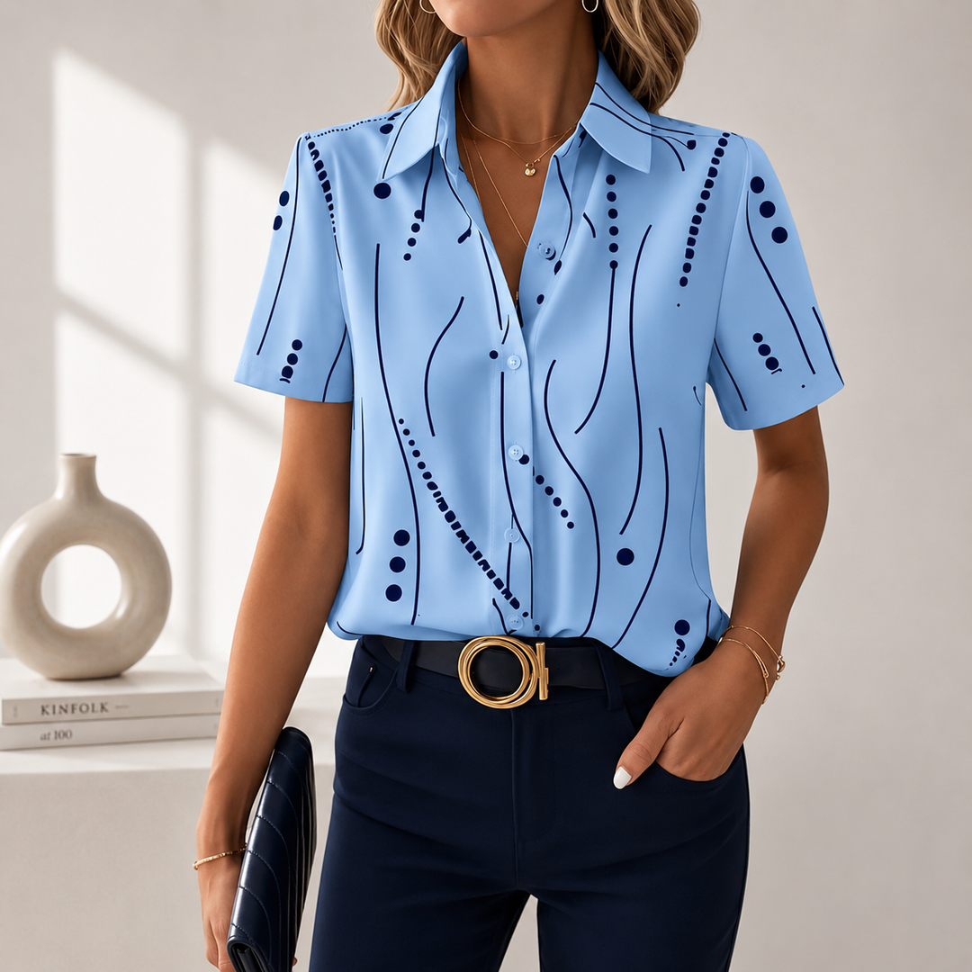 Camicetta donna elegante a maniche corte con stampa astratta, perfetta per ufficio o look casual primavera/estate.
