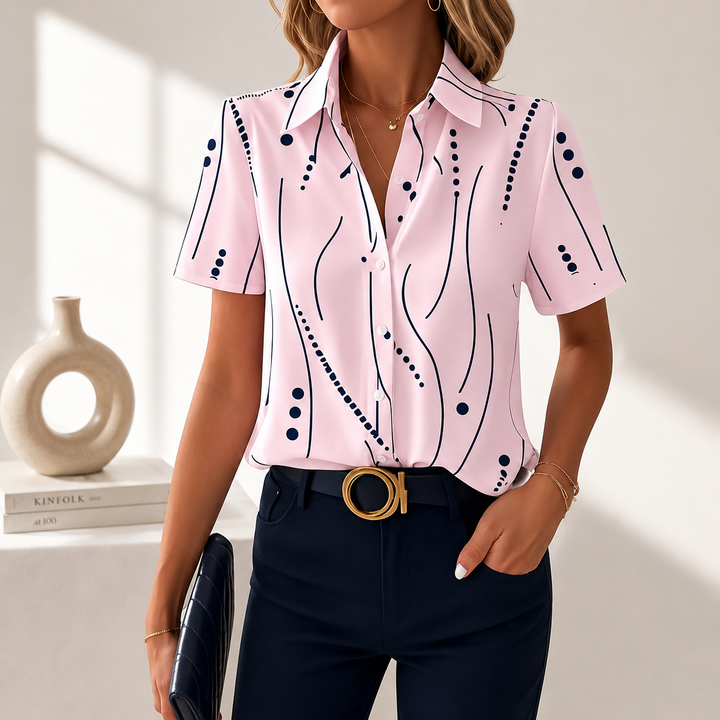 Blusa donna versatile con fantasia astratta, ideale per un outfit casual chic o elegante, moda primavera-estate.