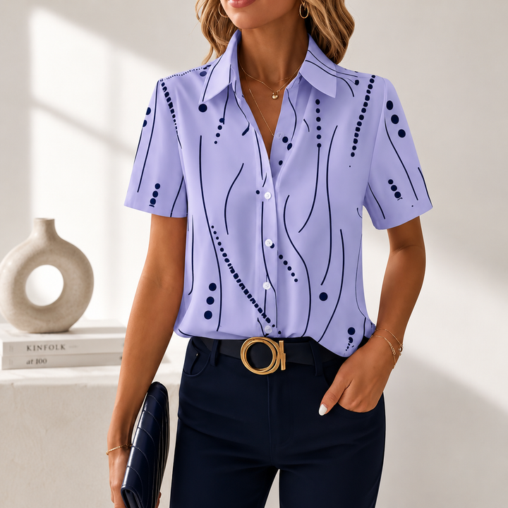 Camicetta donna moderna a maniche corte con stampa astratta e colorata, ideale per l'estate e look casual.