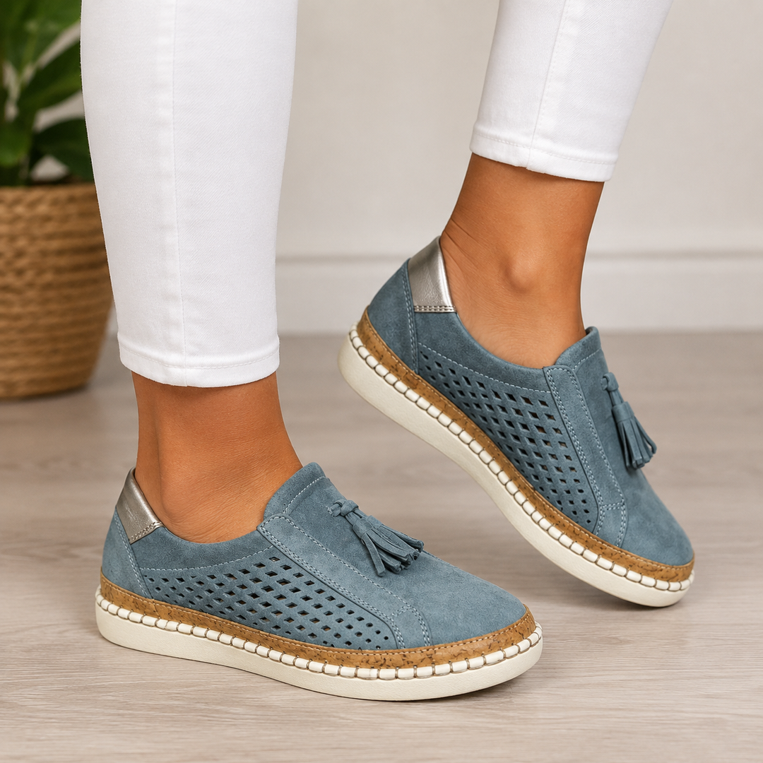 Eleganti mocassini donna traforati marroni con pompon, suola spessa, ideali per outfit estivi casual e comfort.