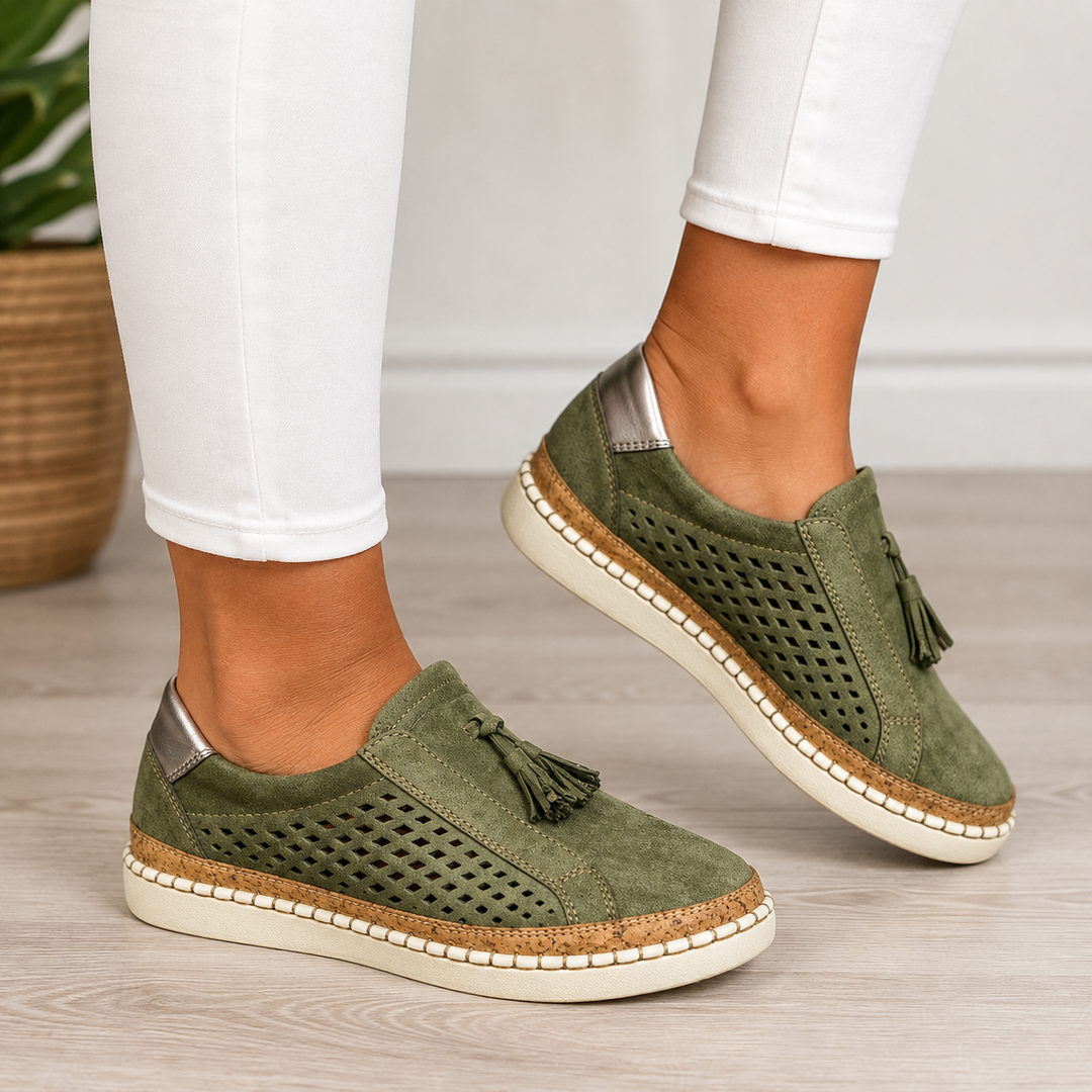 Mocassini slip-on donna blu traforati, design con pompon e suola spessa. Comfort e stile per l'estate.