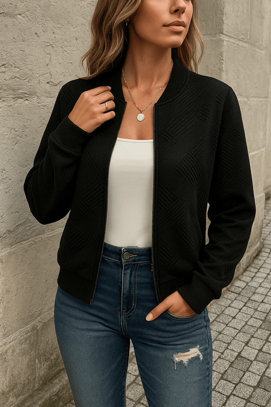 Elegante bomber donna con zip integrale, vestibilità comoda, per un look casual chic in ogni stagione.