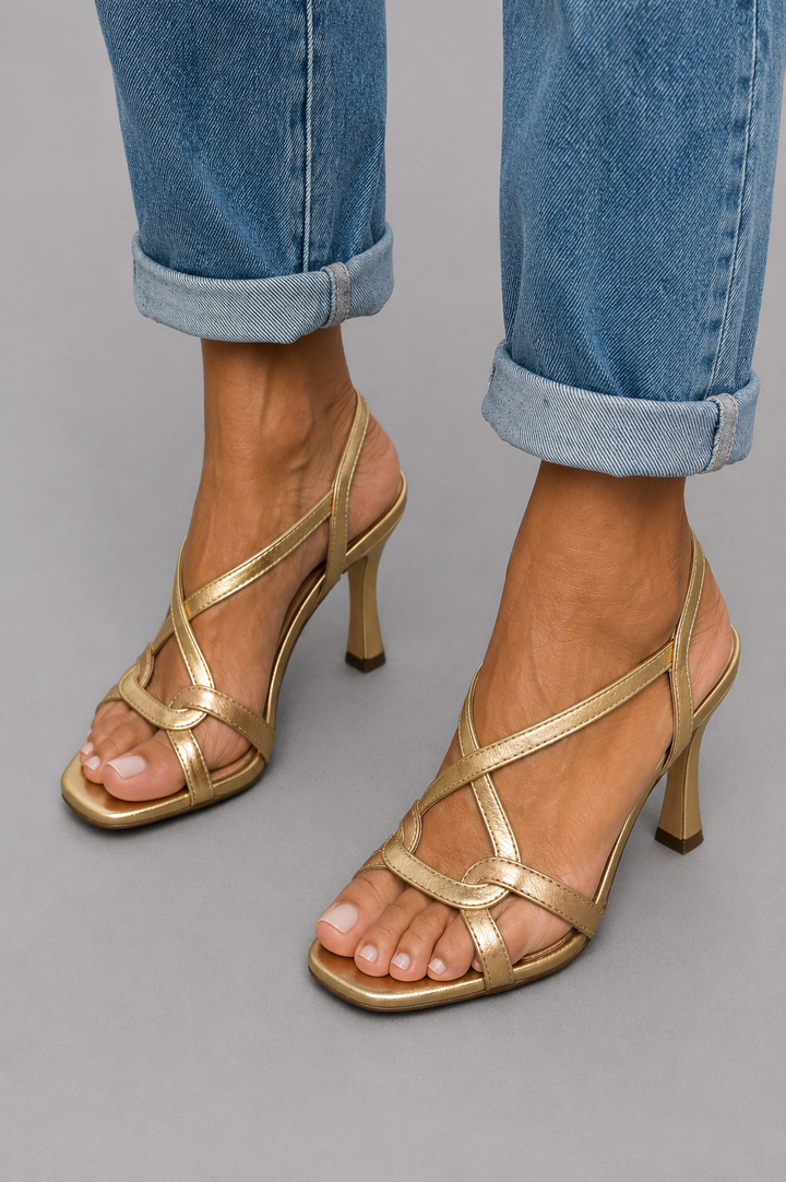 Sandali donna dorati eleganti con tacco 6 cm e cinturini incrociati, perfetti per cerimonie estive.