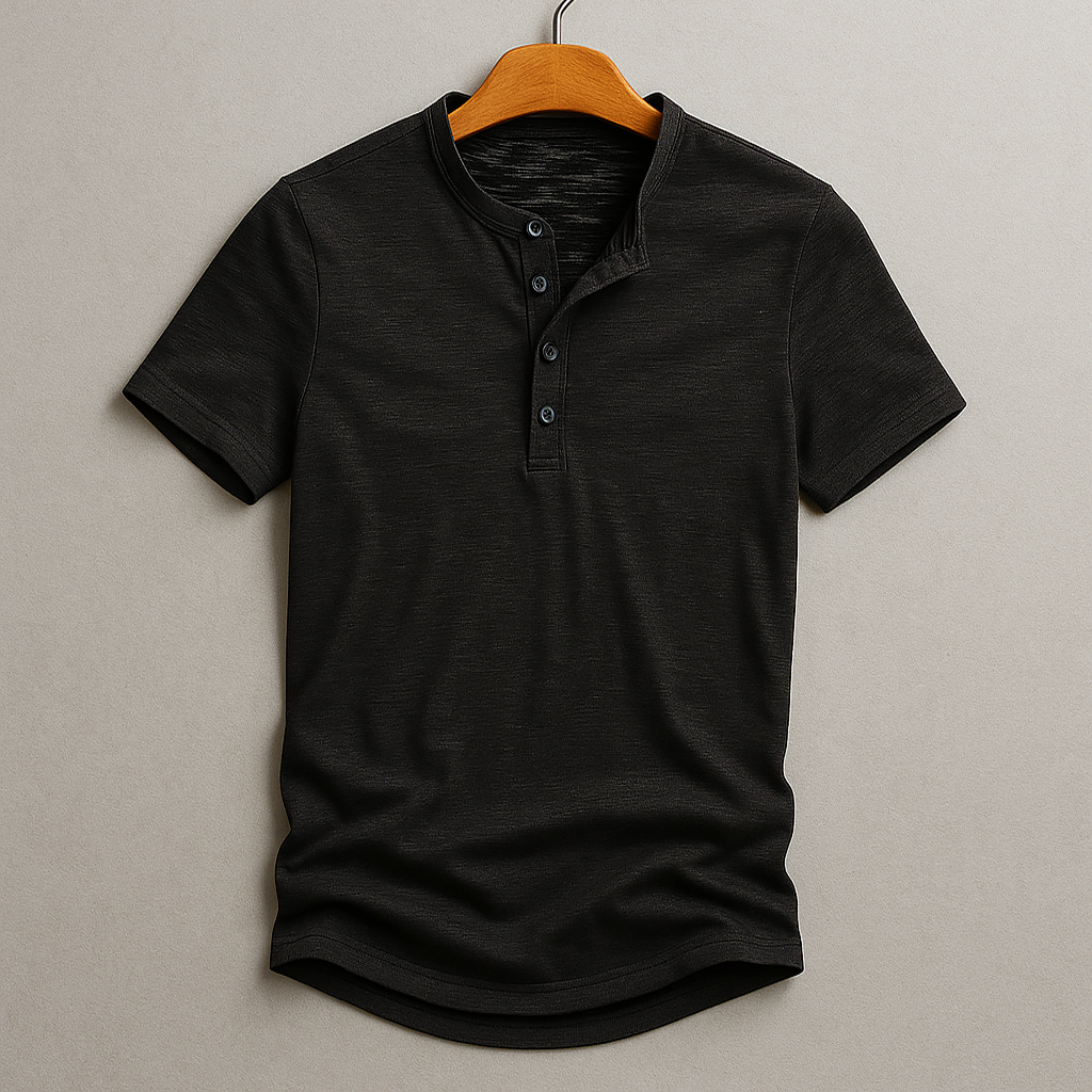 Maglietta Henley uomo oliva manica corta, stile casual primaverile. Dettaglio orlo arrotondato per un look moderno e comodo.