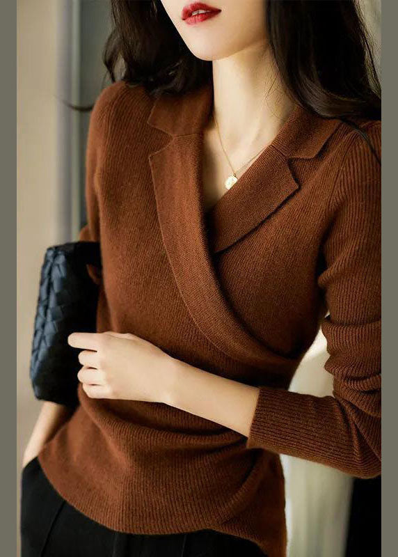 Maglione donna aderente asimmetrico con collo Peter Pan, ideale per look casual ed elegante.