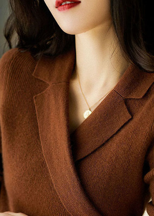 Maglione da donna con collo Peter Pan, taglio asimmetrico aderente, un must per la moda femminile.