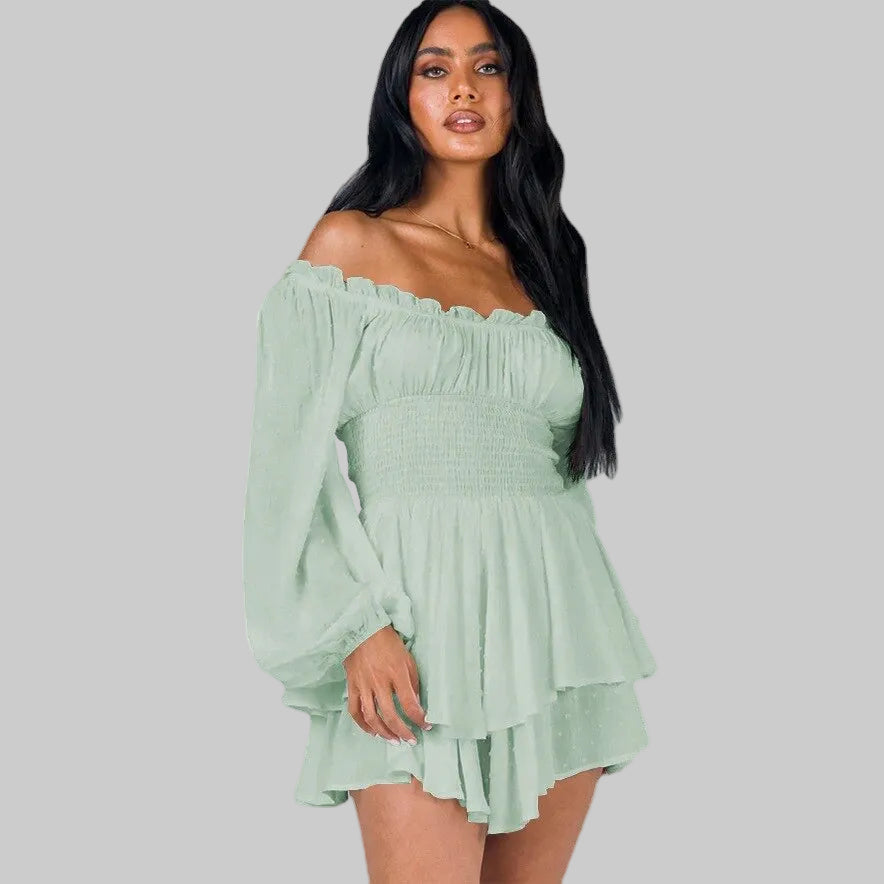 Tuta corta da donna chic ed elegante con spalle scoperte e maniche a sbuffo, ideale per la moda estiva femminile.