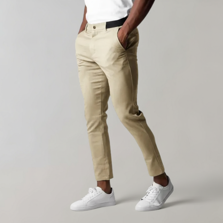 Pantaloni chino slim fit uomo, disponibili in grigio, nero, blu. Versatilità per outfit casual ed eleganti.