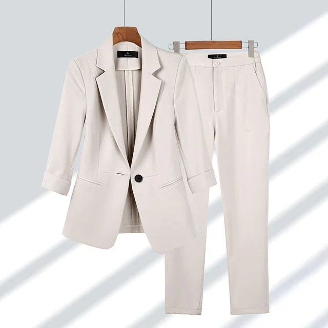 Completo blazer e pantaloni donna elegante, perfetto per l'ufficio. Look professionale e moda versatile.