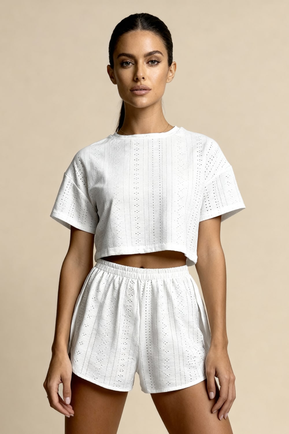 Pigiama estivo donna broderie anglaise bianco, completo top corto e shorts per massimo comfort e relax in casa.
