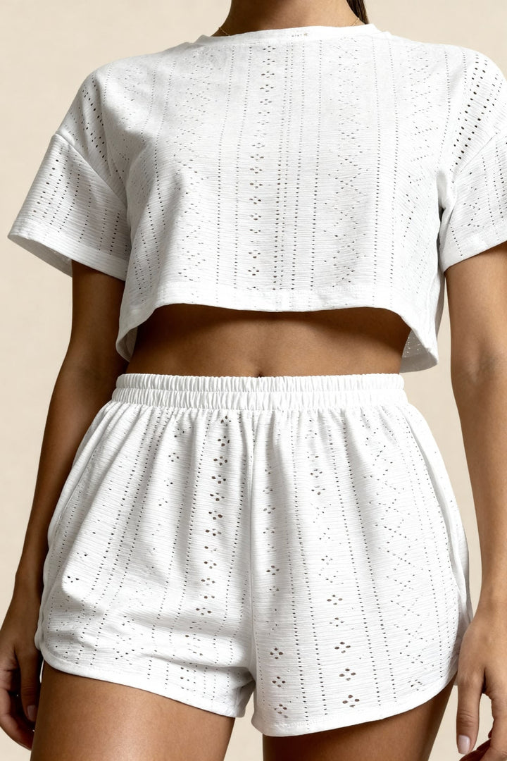 Completo pigiama donna estivo con top corto e shorts in delicata broderie anglaise, perfetto per l'abbigliamento casa.