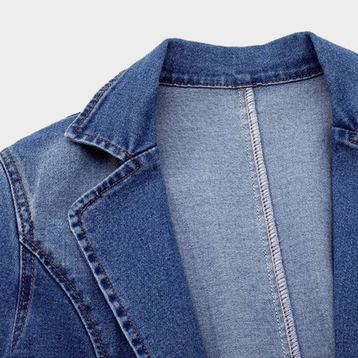 Blazer donna blu in denim indossato con look casual, giacca versatile per abbigliamento primavera autunno.