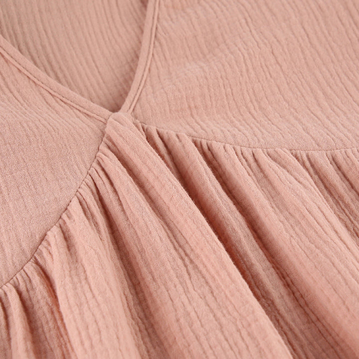 Donna che cammina con abito midi casual scollo a V, vestito ampio. Leggero, confortevole e versatile.