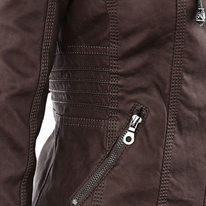 Giacca antipioggia donna casual, con cappuccio regolabile, ideale per il viaggio e la quotidianità.