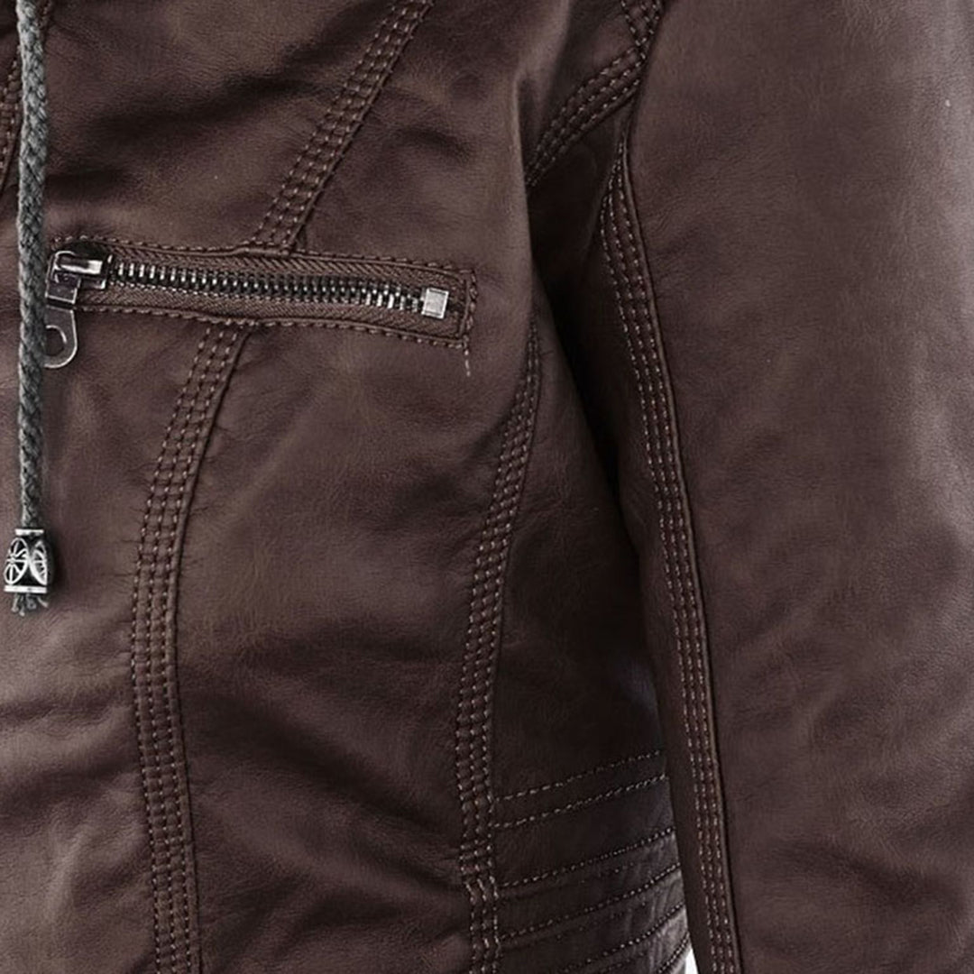 Elegante giacca donna impermeabile, mostrata indossata per un look urbano e chic.