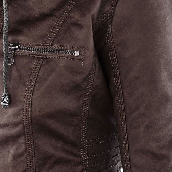 Elegante giacca donna impermeabile, mostrata indossata per un look urbano e chic.