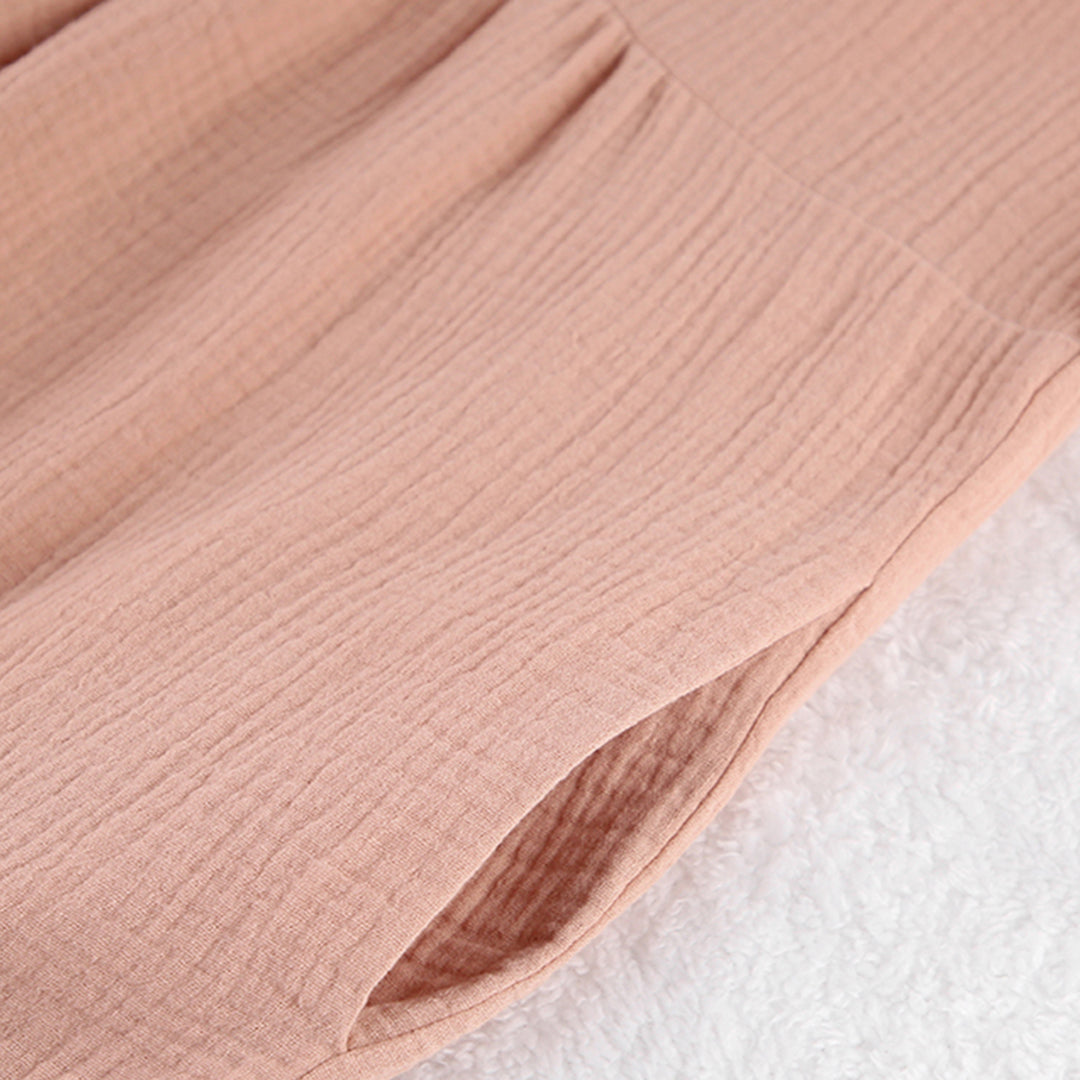 Profilo donna in abito midi casual scollo a V. Vestito ampio che offre comfort ed eleganza per la bella stagione.