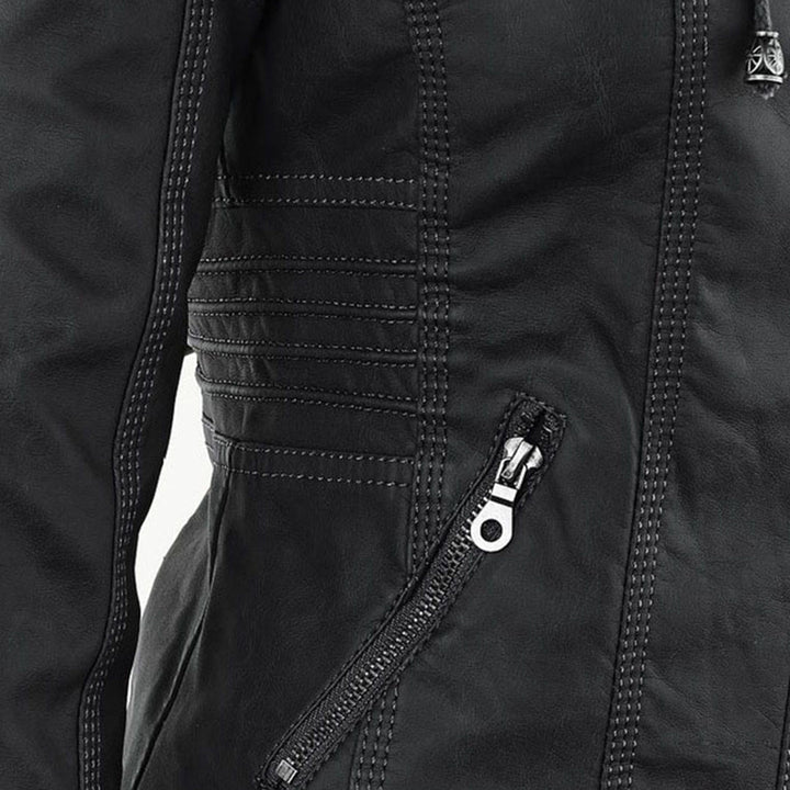 Giacca leggera da donna, perfetta per i giorni di pioggia, con cappuccio e design minimalista.