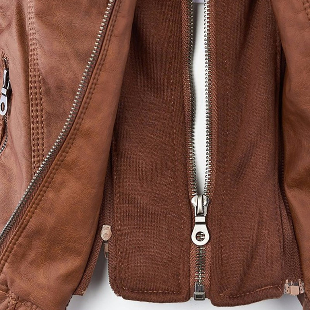 Dettaglio chiusura lampo e cappuccio della giacca impermeabile leggera ed elegante da donna.