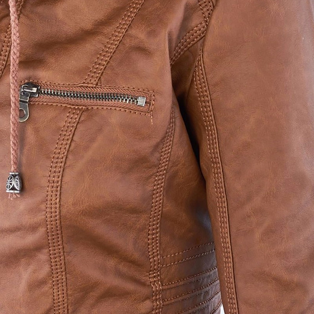 Giacca impermeabile con cappuccio, must-have per la donna che ama lo stile e la funzionalità.