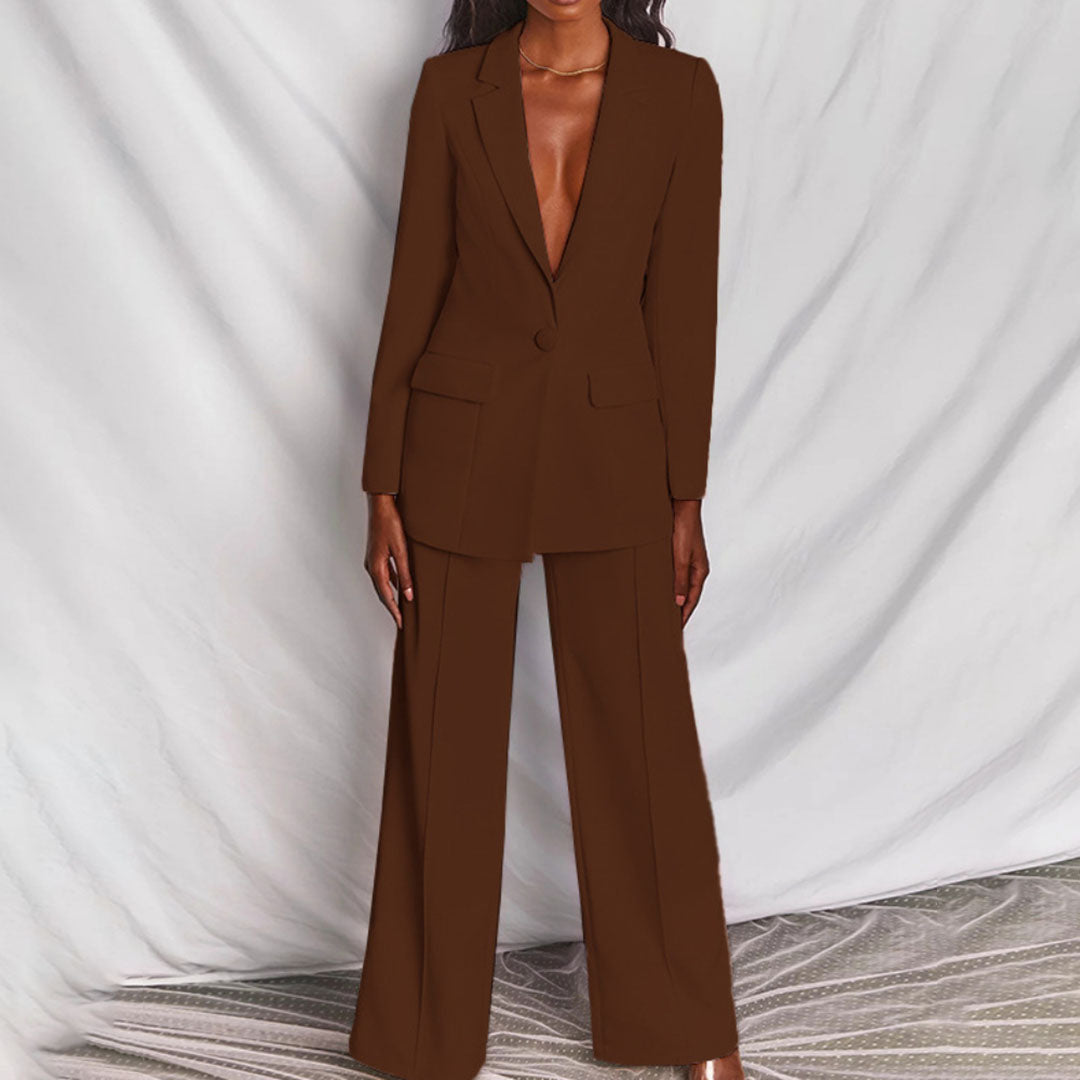 Completo da donna per tutto l'anno, blazer e pantaloni eleganti, ideale per moda ufficio versatile.
