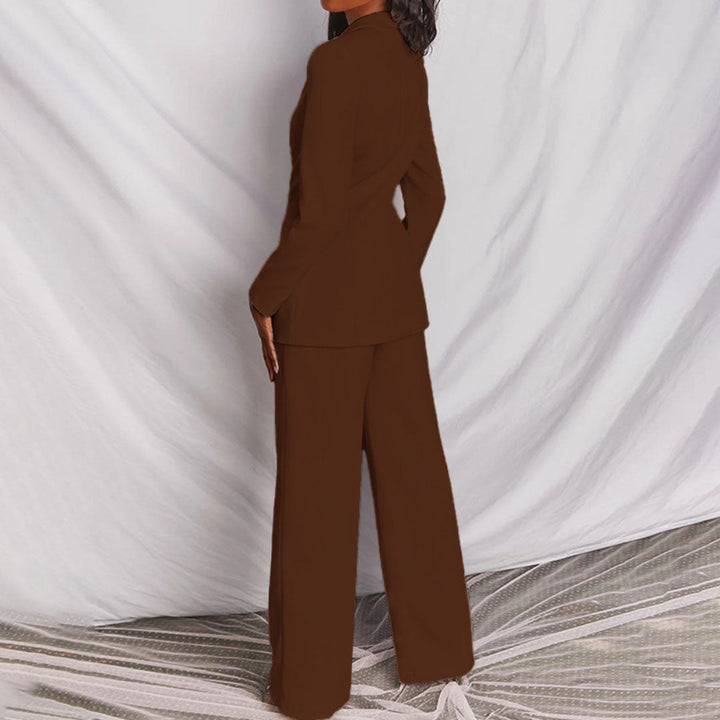 Completo elegante donna, blazer e pantaloni con taglio sartoriale per un look professionale e chic.