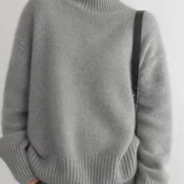 Massimo comfort e calore con il maglione morbido da donna. Oversize e a collo alto, un capo perfetto per l'inverno.