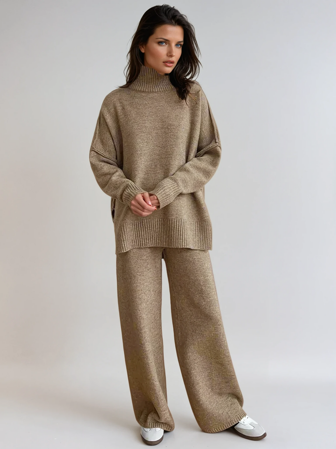 Completo donna elegante loungewear con pantaloni larga gamba e maglia collo alto per comfort casual e chic a casa.