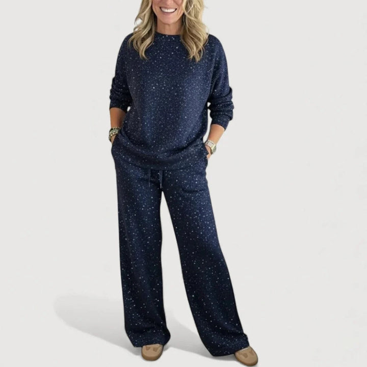 Set loungewear donna due pezzi con top girocollo e pantaloni larghi per un comfort brillante. Stile casual autunnale.