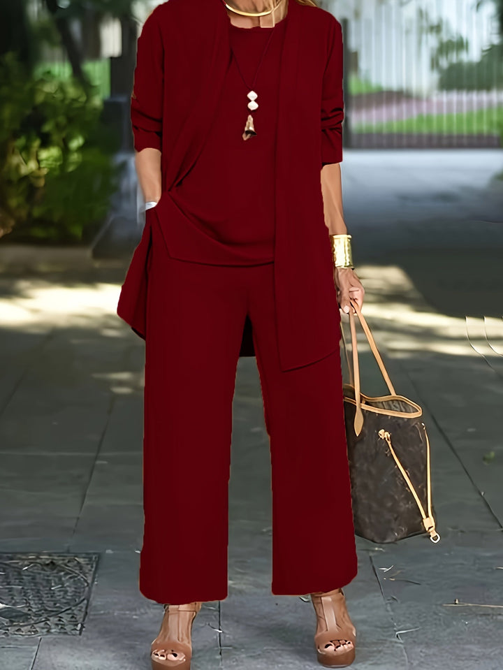 Moda femminile: completo due pezzi con top ampio e pantaloni dritti, elegante e versatile.