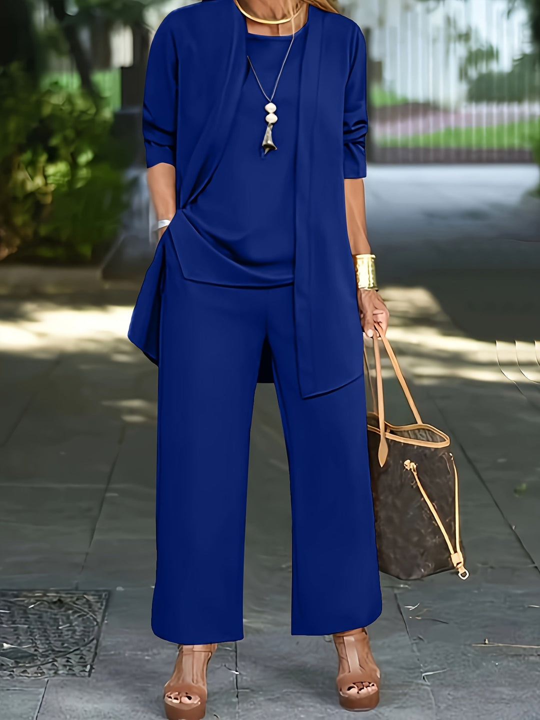 Outfit elegante due pezzi donna: top ampio fluido e pantaloni dritti per un look sofisticato.