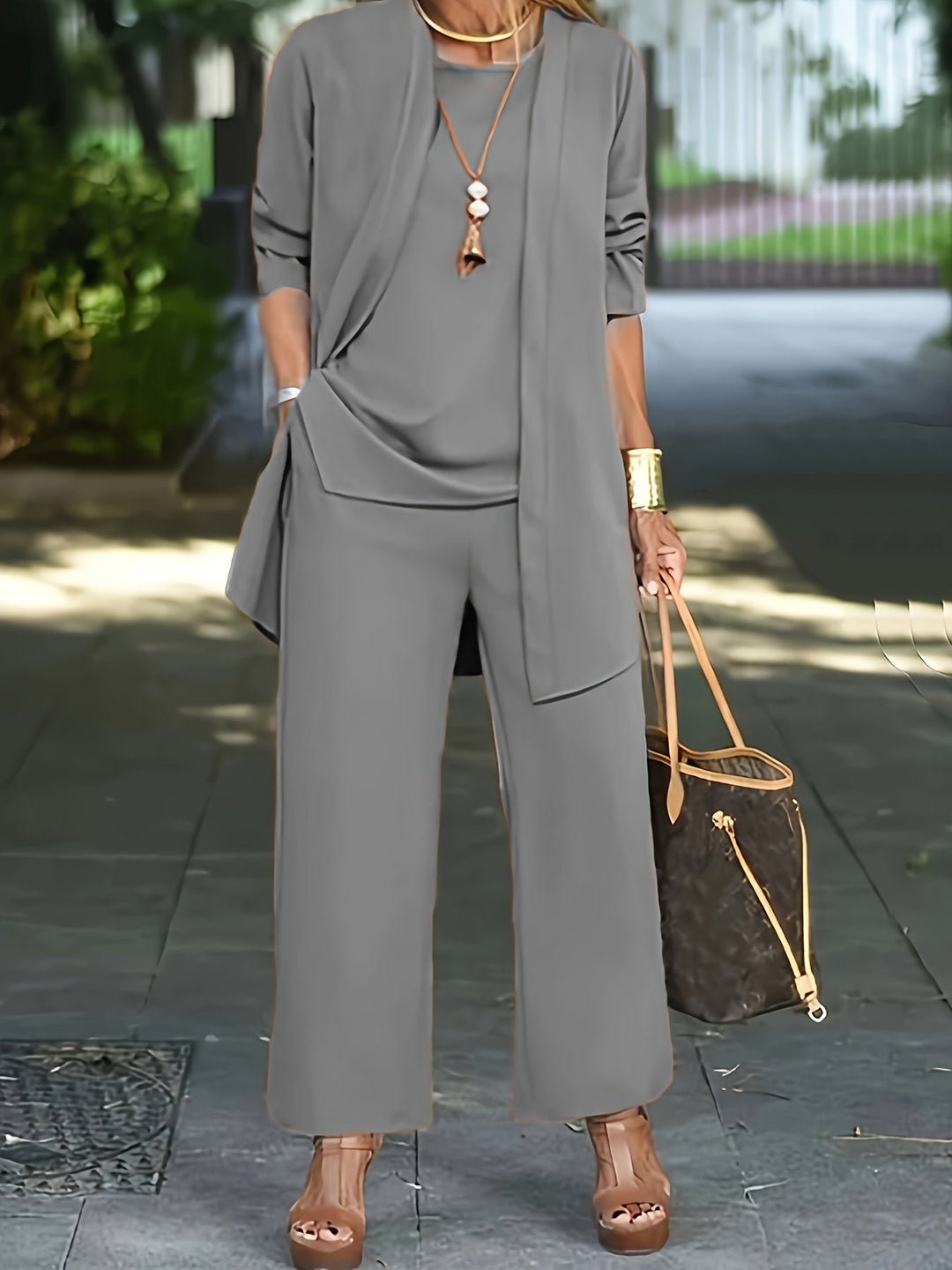 Set due pezzi femminile con top morbido e pantaloni dritti, perfetto per ogni occasione.