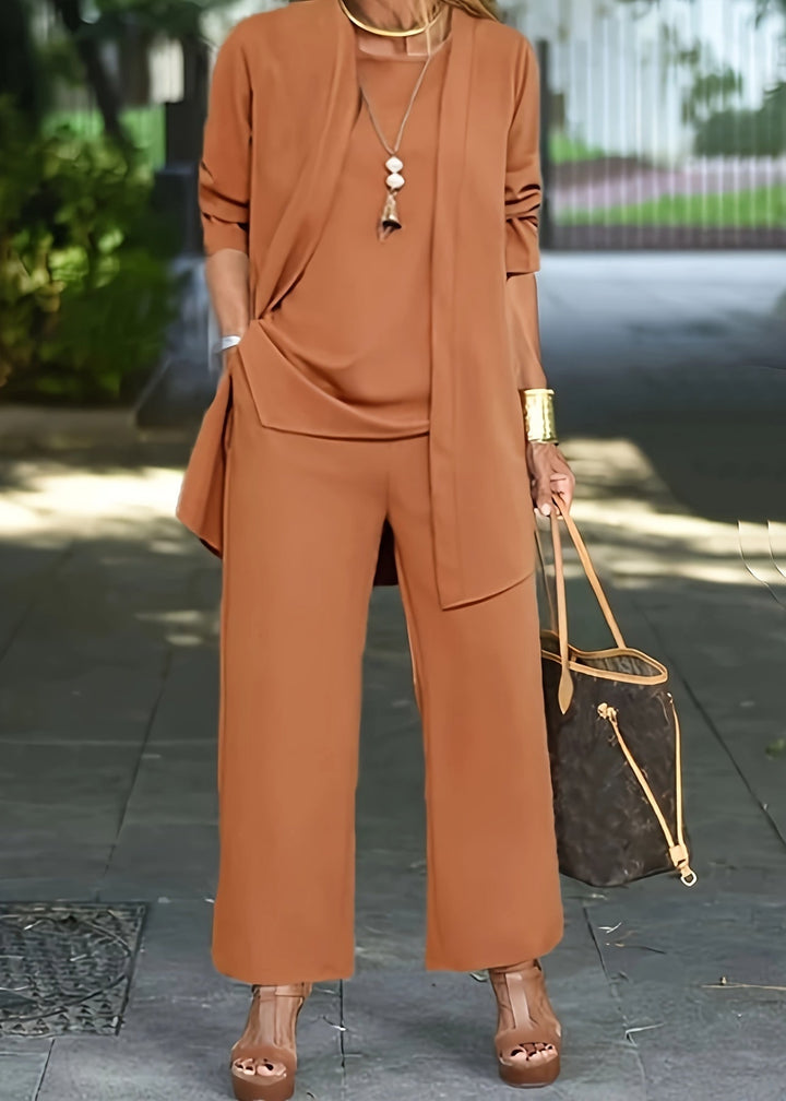 Completo due pezzi donna elegante con top ampio e pantaloni dritti, perfetto per outfit versatile.