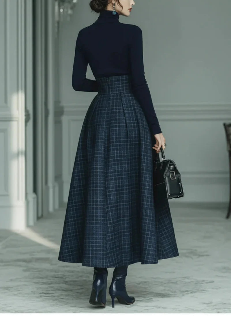 Completo donna elegante blu due pezzi per autunno inverno, con dolcevita e gonna a quadri, per ogni occasione.