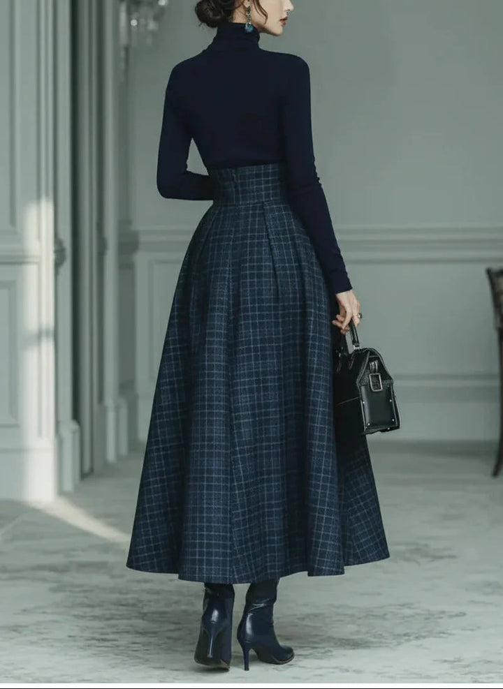 Completo donna elegante blu due pezzi per autunno inverno, con dolcevita e gonna a quadri, per ogni occasione.