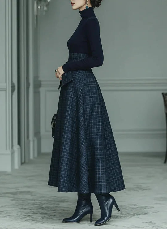 Moda donna: dolcevita aderente e gonna a quadri coordinata, un due pezzi elegante per un look contemporaneo.