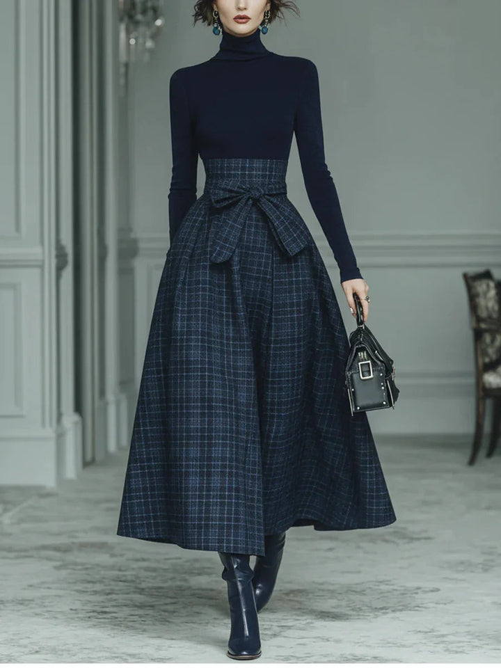 Completo donna elegante due pezzi con dolcevita e gonna a quadri, perfetto per outfit autunno inverno e ufficio.
